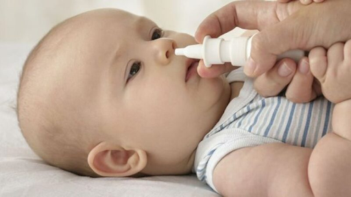 Thuốc xịt hay nhỏ  mũi thường dùng để điều trị viêm mũi dị ứng ở trẻ nhỏ